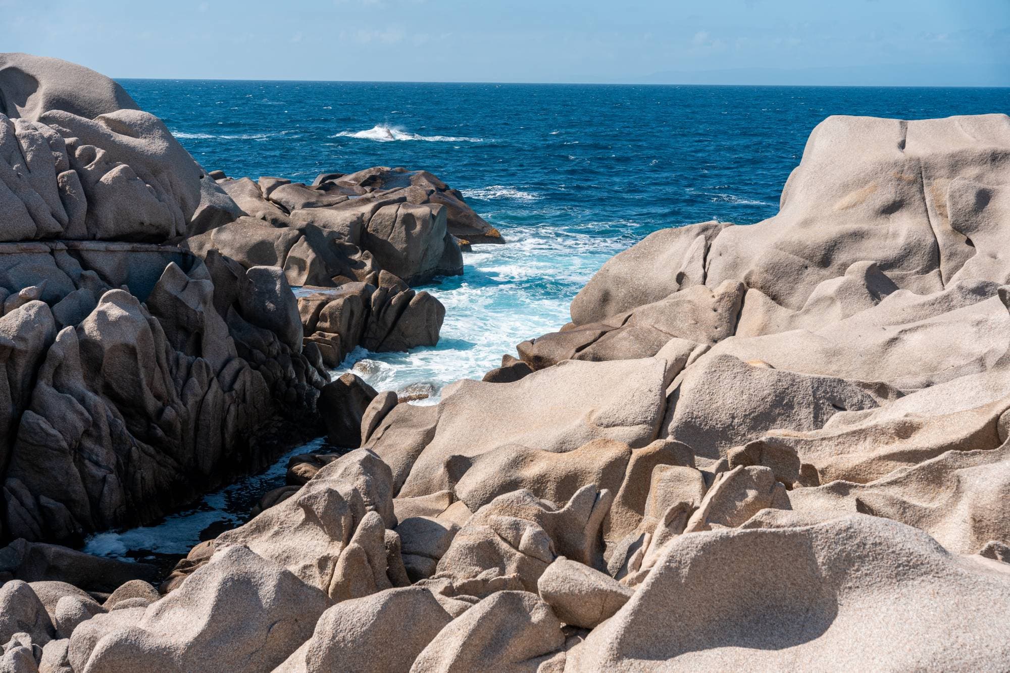 Scogliera di granito sul mare, in Sardegna